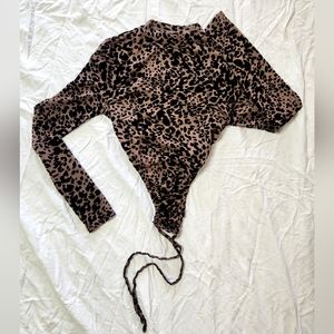 Fitted leopard printed, textures top size small